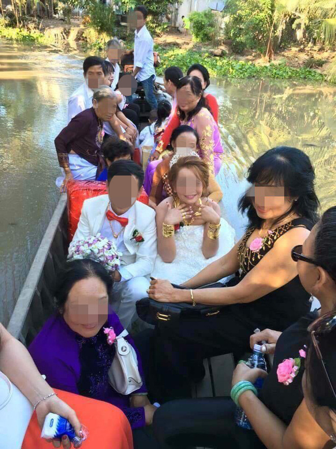 Hình ảnh cô dâu miền Tây đeo vàng kín cổ.