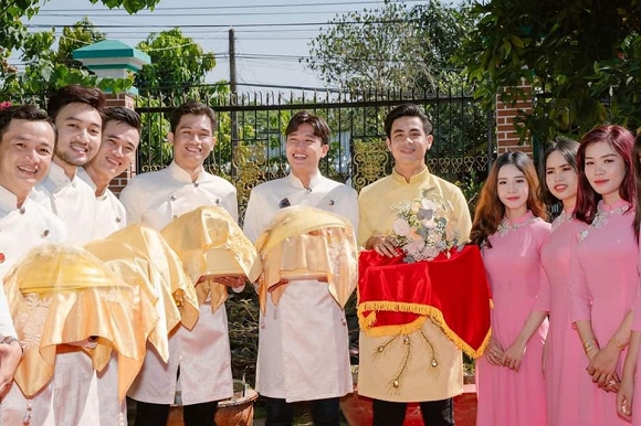 Hình ảnh nam diễn viên Quốc Trường tham dự lễ ăn hỏi của một người bạn thu hút sự chú ý từ người hâm mộ. Được biết, Quốc Trường đảm nhận việc bưng tráp cho người bạn của mình. Chính vẻ ngoài điển trai cùng nụ cười tỏa nắng của nam diễn viên 