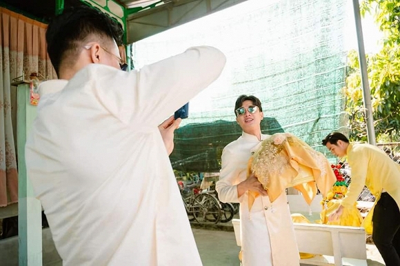 Quốc Trường gây chú ý vì vẻ ngoài điển trai cùng nụ cười tỏa nắng khi đi bưng tráp cho một người bạn.  