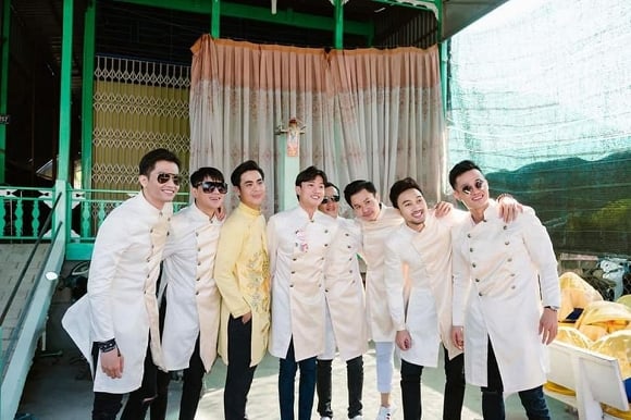 Quốc Trường vui vẻ chụp ảnh cùng bạn bè.    