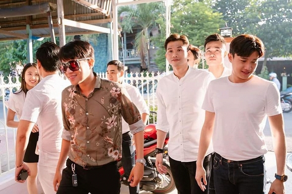 Nam diễn viên thay đồ, ngồi ăn tiệc cùng bạn.    