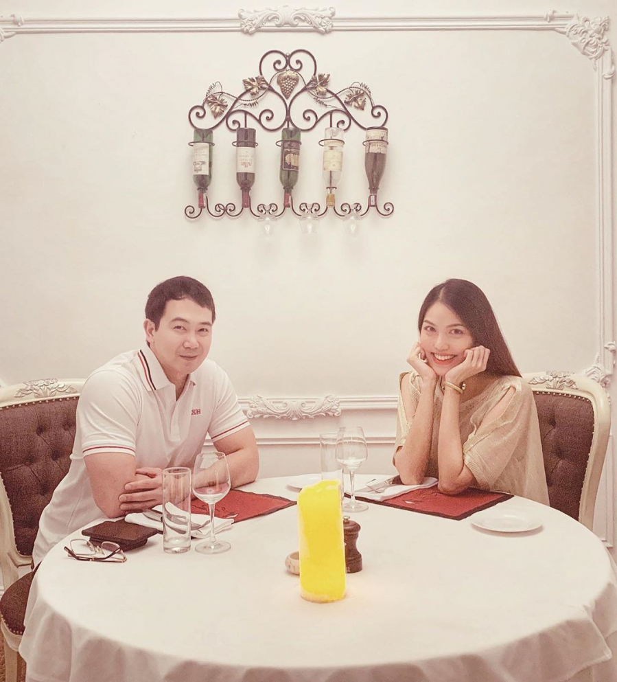 Nếu chỉ nhìn phần thân trên như trong bức ảnh này, nhiều người sẽ không cho rằng Lan Khuê đang bầu sắp đẻ mà nghĩ đây là hình ảnh của cô và ông xã như cặp vợ chồng son mới cưới.