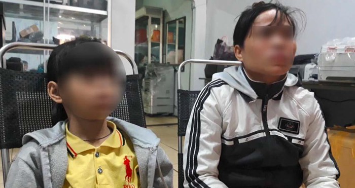 Người mẹ và bé gái nghi bị xâm hại.