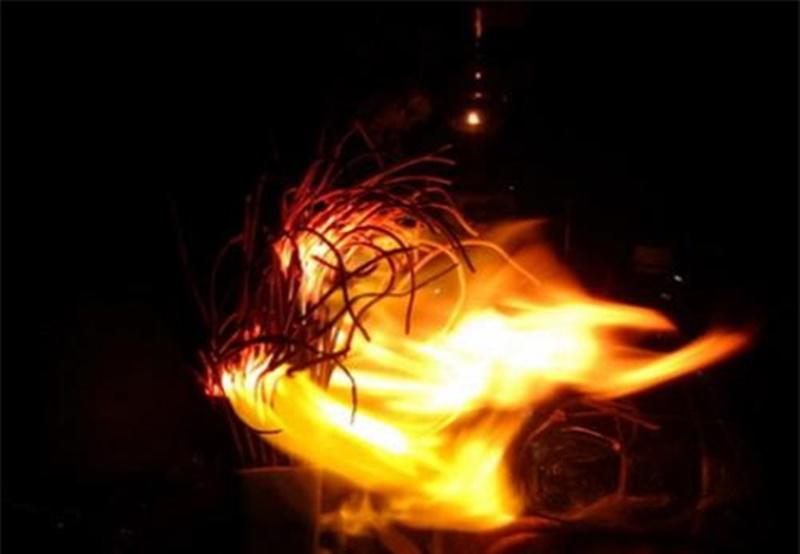 Bát hương đột nhiên bốc cháy vận xui
