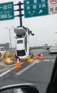 Hình ảnh chiếc xe dựng đứng giữa đường.