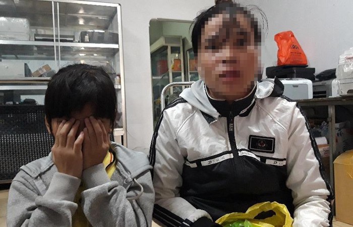 Chị N. (phải) kể lại sự việc con gái chị bị xâm hại tình dục. Ảnh: báo Pháp Luật TP.HCM