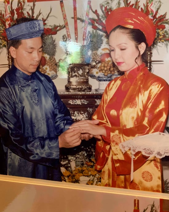 Diễm My diện áo dài truyền thống đỏ rực trong Quatrian shbet hiện đang mở năm 1994.