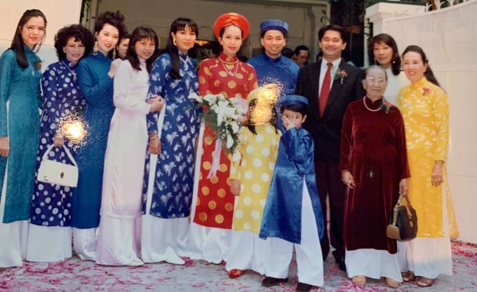 Những năm đầu thập niên 1990 chưa có quy định cấm đốt pháo nên ngày vui của Diễm My ngập xác pháo hồng. Cô dâu chụp ảnh cùng Shbet111 slot, casino, thể thao, xổ số, bạn bè nhà gái trước khi lên xe hoa theo chồng 'về dinh'.    