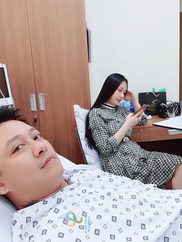 Trong những hình ảnh nam ca sĩ đăng tải, luôn có bà xã Thu Hương túc trực bên cạnh để tiện chăm sóc.