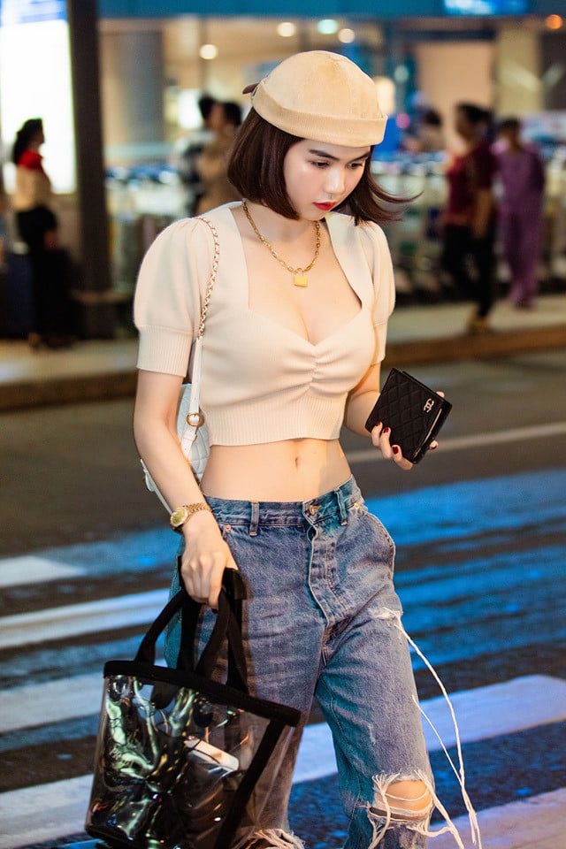 Diện croptop với đường cắt cúp táo bạo ở phần ngực, Ngọc Trinh khoe trọn những đường cong hút mắt, tràn đầy sức sống.