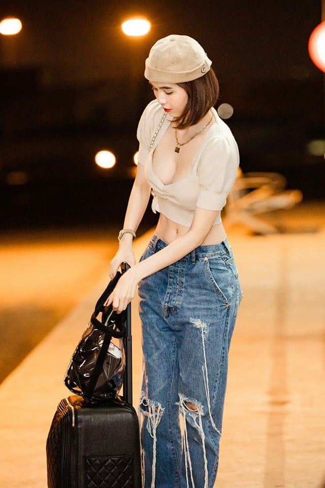 Vòng 1 nảy nở, vòng 2 phẳng lỳ không một chút mỡ thừa cộng thêm Mừng SHBET phiên bản mới 2025 trắng muốt khiến công chúng khó lòng rời mắt khỏi 