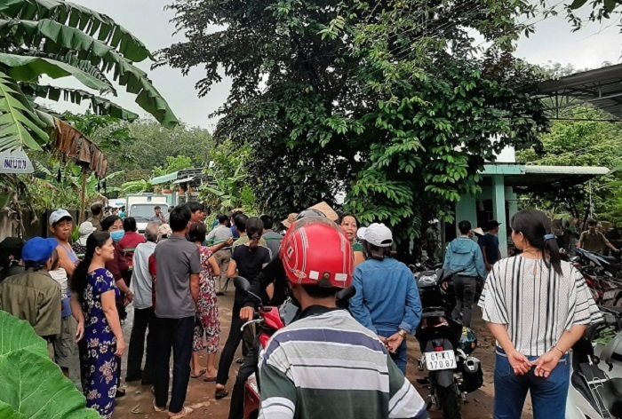 Người dân theo dõi thực nghiệm hiện trường.