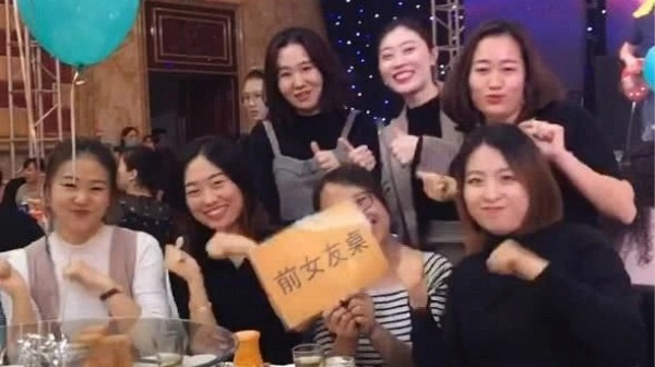 Hội người yêu cũ đến dự Quatrian shbet hiện đang mở của chú rể.