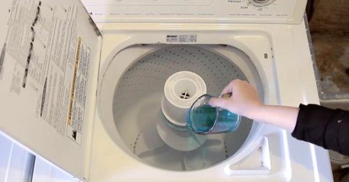 Đổ chút giấm ăn vào máy giặt vệ sinh 