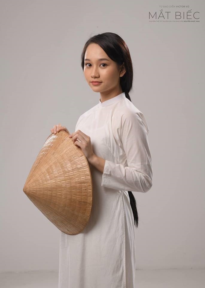 Hà Lan là nhân vặt được giao cho Trúc Anh với đôi mắt to tròn mang nét buồn miên man.