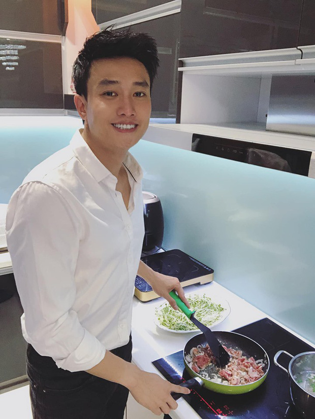 Quốc Trường được soi ngày càng phát tướng, chiếc mũi nhọn khác thường.  