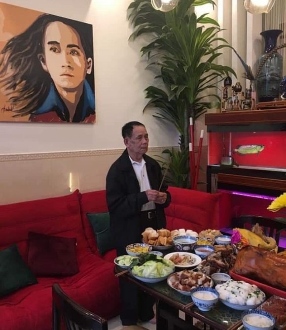 Bố của cố NS Minh Thuận dù tuổi cao cũng không ngại từ nước ngoài xa xôi về làm giỗ cho con trai.