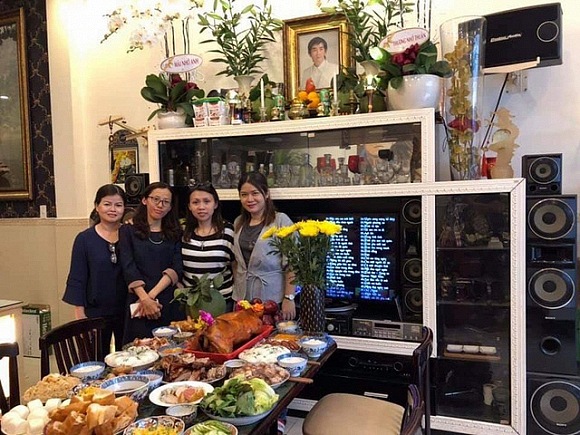 Em gái của Minh Thuận (áo sọc đen trắng) cũng theo bố về Việt Nam làm giỗ cho anh trai.