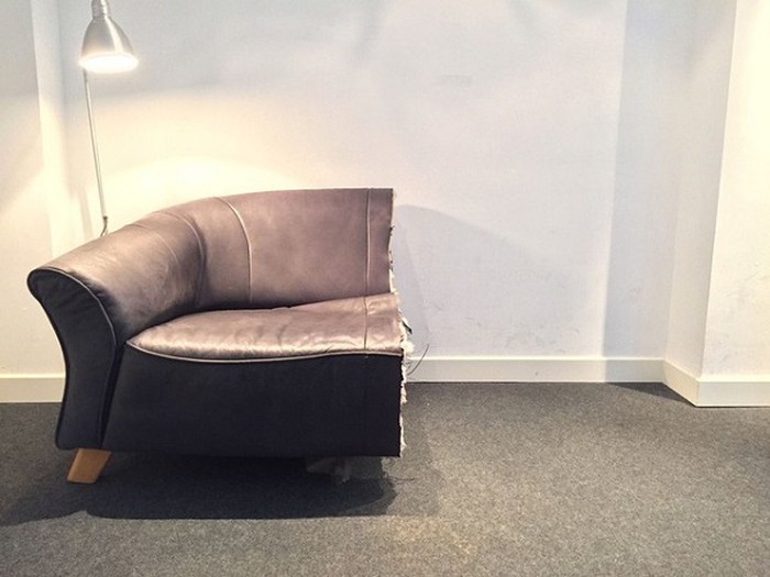Chiếc ghế sofa cũng được cưa đôi.