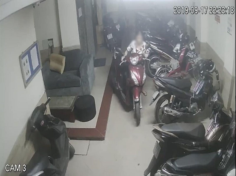 Hình ảnh cô gái dắt trộm xe máy được camera ghi lại.