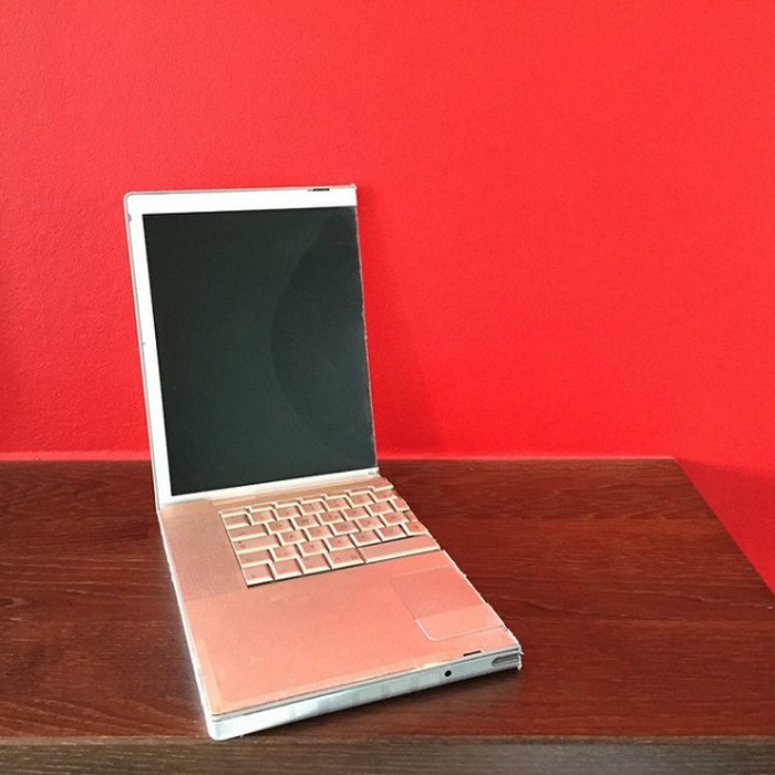 Một nửa chiếc laptop của người đàn ông.