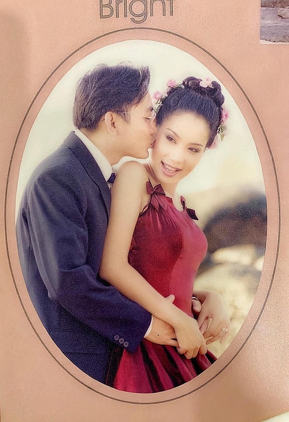 Trải qua 19 năm chung sống, loạt ảnh đẹp trong ngày cưới được người đẹp lưu giữ rất kỹ.    