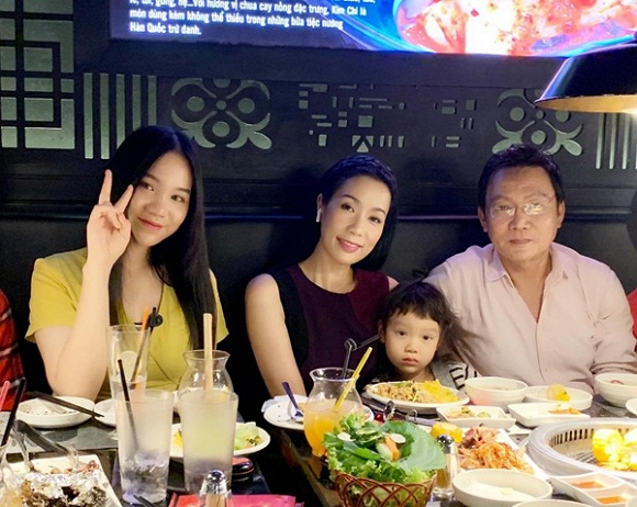 NSƯT Trịnh Kim Chi và ông xã Trần Phương có hai con gái Khánh Ngân và Khánh Vy.    