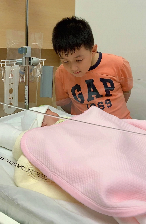 Nữ diễn viên Lê Phương không giấu được hạnh phúc khi chia sẻ khoảnh khắc con trai Cà Pháo vào thăm em gái nhỏ.