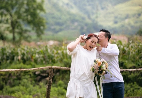 Bộ ảnh này khác xa với những gì dư luận tưởng tượng khi cả hai vợ chồng chọn phong cách đơn giản, nhẹ nhàng để thể hiện Shbet16 chơi game trực tuyến bình yên nhưng vẫn hạnh phúc bên nhau. Theo đó, Phan Như Thảo và chồng đại gia mặc Shbet999 com đăng nhập giản dị, tay cầm hoa cưới, ngắm khung cảnh thiên nhiên hùng vĩ. Trong đó, chồng đại gia không ngại dành cho vợ những cử chỉ 