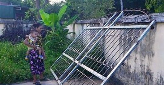 Cánh cửa sắt nhà bé K. Ảnh: báo VOV