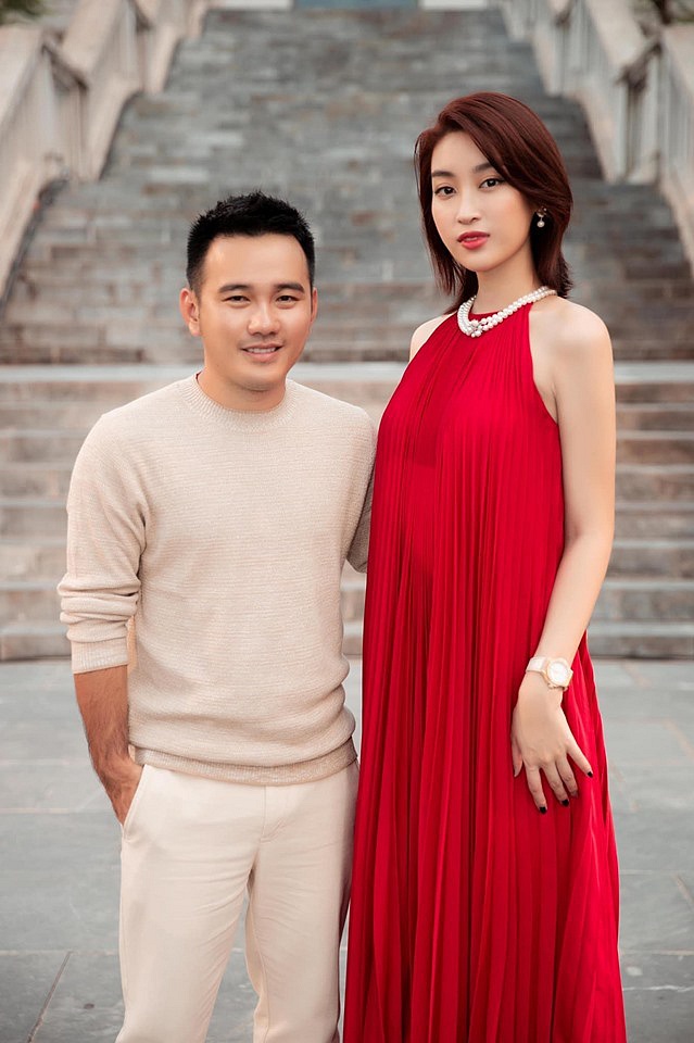 Diện bộ váy màu đỏ khoe vẻ đẹp giản dị nhưng nàng Hậu lại gây chú ý với chiếc đồng hồ hàng hiệu trên tay.