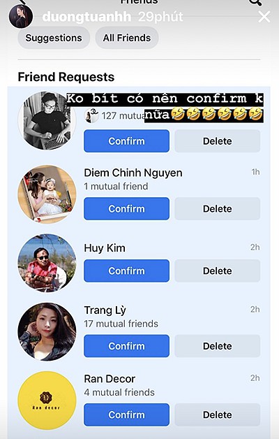 Mới đây, nàng Á hậu khiến ai cũng bất ngờ vì một bức ảnh cô đăng tải trên trang cá nhân. Đó là ông xã Lộc Phạm của cô vừa gửi lời mời kết bạn trên facebook với vợ khiến cô băn khoăn không biết nên chấp nhận hay không. Hoá ra cưới nhau đã lâu nhưng Tú Anh và ông xã vẫn chưa kết bạn với nhau trên facebook. Điều này khiến nhiều người thích thú.    