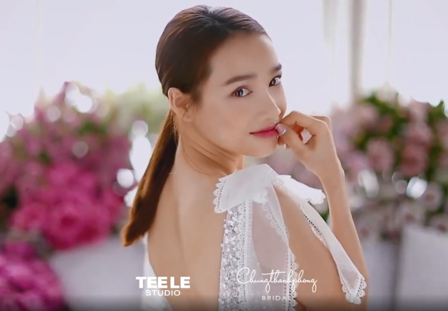Mới đây nhất trên trang cá nhân, bà xã danh hài Trường Giang vừa chia sẻ đoạn clip ngắn ghi lại những khoảnh khắc trong buổi chụp hình kỷ niệm 1 năm ngày cưới. Theo đó, Nhã Phương diện bộ váy cô dâu sau hơn 1 năm về chung sống với ông xã. Đoạn clip ngay sau khi được đăng tải đã chinh phục con tim của cộng đồng mạng bởi vẻ đẹp chuẩn gái một con của Nhã Phương.    