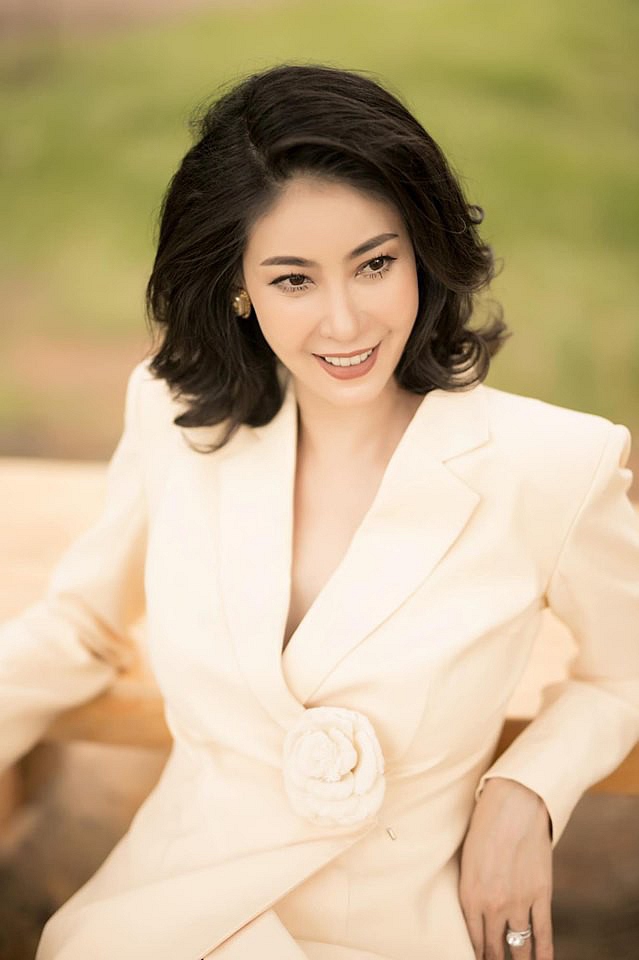 hoa-hau-co-xuat-than-khung-nhat-viet-nam-cuoc-doi-long-dong-lan-dan-trai-qua-song-gio-moi-tim-thay-hanh-phuc-84b10e