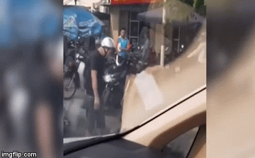 Tài xế ô tô bị 2 người đi xe máy hành hung giữa đường.