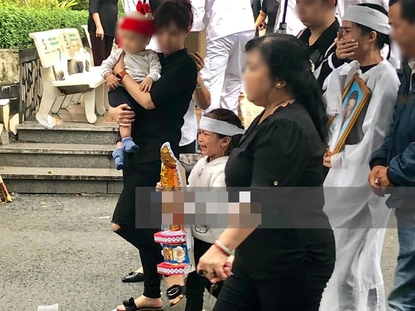 Nhìn khoảnh khắc vợ và con Hứa Vĩ Toàn khóc nức nở khiến mọi người xung quanh cũng rơi nước mắt.    