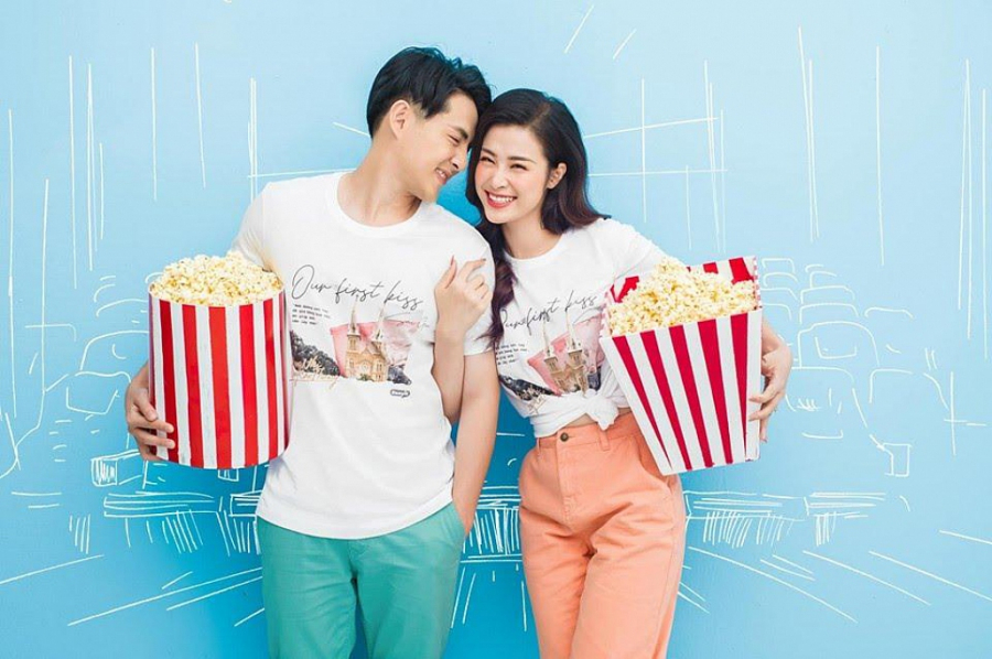Đông Nhi háo hức đăng dòng trạng thái đặc biệt đánh dấu cho ngày trọng đại khi đã hoàn thành xong một phần chặng đường quan trọng của đời mình, kèm theo đó là list ảnh cưới theo phong cách trẻ trung, năng động của cô và Ông Cao Thắng.