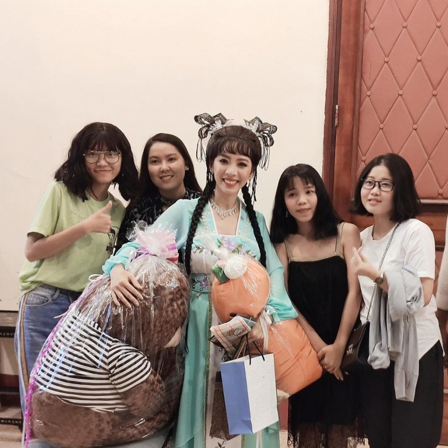Bên cạnh đó có khá nhiều quà mà những người thân, FC đã dành tặng cho cô trong ngày vui này.
