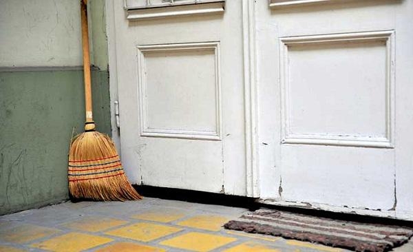 Đặt chổi đối diện cửa chính
