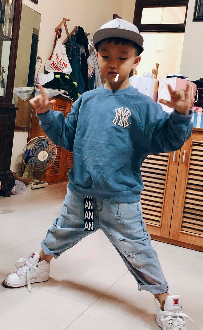 Lên đồ chuẩn bị vào đông cho mẹ chụp hình, bé Be cũng tạo dáng cực “cool ngầu”.