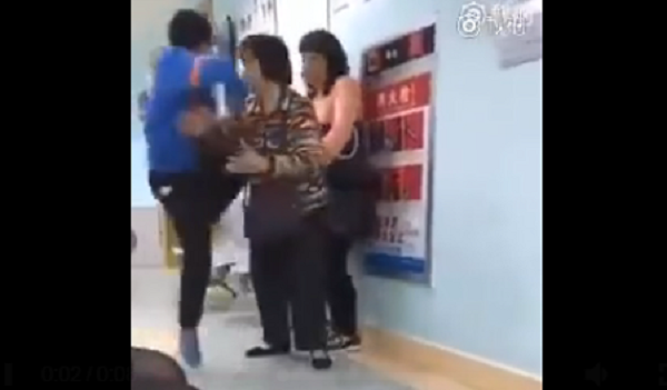 Cậu bé đánh mẹ vì không được chơi điện thoại. Hình ảnh cắt từ clip.