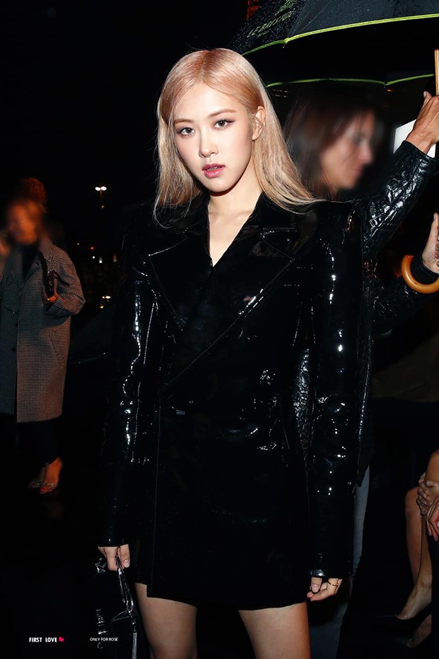 Rosé lựa chọn outfit là một chiếc váy da bóng tôn lên vóc dáng mảnh khảnh của mình cùng điểm nhấn là phần cầu vai nhìn vô cùng quyền lực