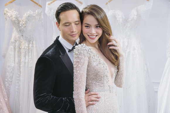 Khoảnh khắc tình bể bình của cặp đôi nhưng tâm điểm lại là vòng một quá khủng của Hà Hồ.