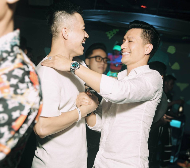 Ở góc chụp nghiêng và không can thiệp chỉnh sửa ảnh quá nhiều, diễn viên Việt Anh (bên phải) khác lạ tới mức cộng đồng mạng khó nhận ra.