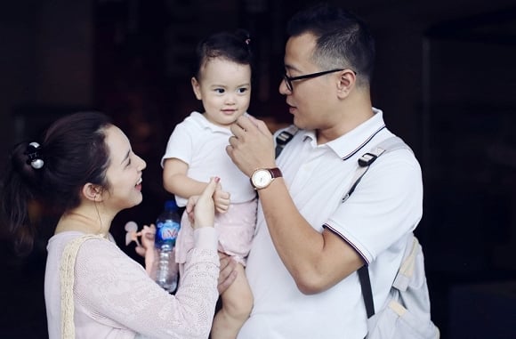 Bảo Trâm bên chồng và con gái Kem.