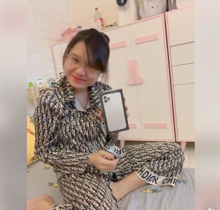 Thanh Trần vô cùng hạnh phúc khi được chồng tặng điện thoại.