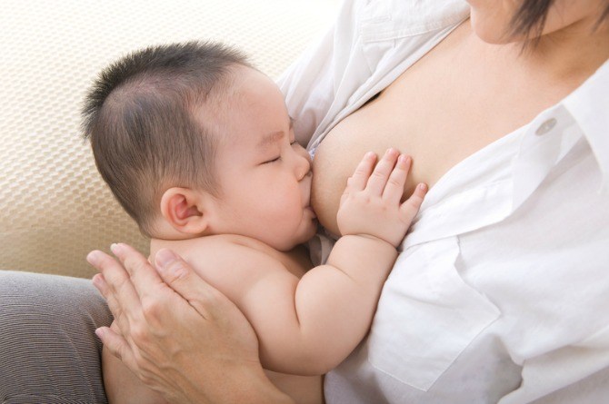 Không cho trẻ cười khi ăn no