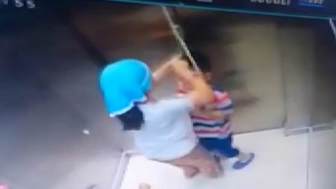 Hình ảnh người chị giải cứu em trai.