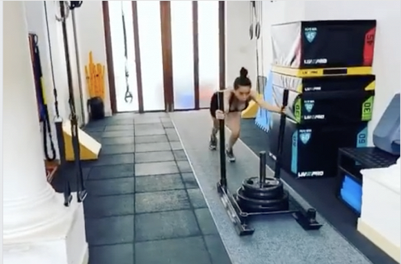 Vòng một của Hà Hồ như trào ra ngoài thu hút sự chú ý của cư dân mạng.