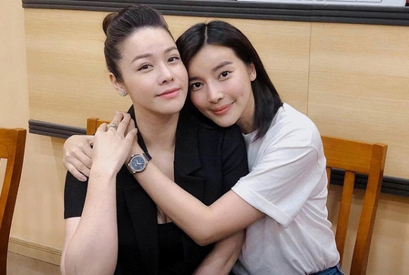 Cao Thái Hà và Nhật Kim Anh liên tục ôm, hôn nhau phủ nhận tin đồn bất hòa.